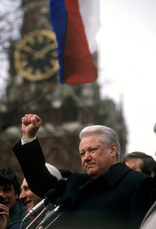 Президент РФ Б.Ельцин на митинге Президент РФ Б.Ельцин на митинге