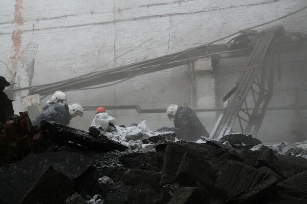 Обрушение крыши цеха стройкомпании в Новосибирске Обрушение крыши цеха стройкомпании в Новосибирске