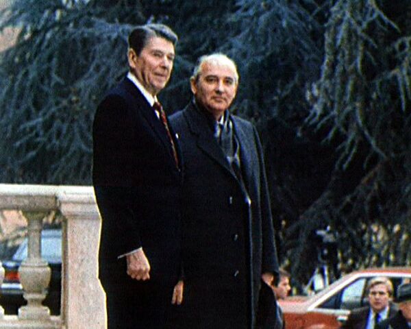 Первая встреча Рональда Рейгана и Михаила Горбачева. 1985 год Первая встреча Рональда Рейгана и Михаила Горбачева. 1985 год