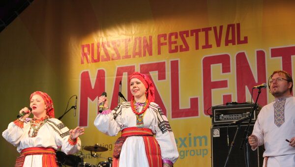 Празднование Масленицы на Трафальгарской площади в Лондоне. Группа Иван Купала Празднование Масленицы на Трафальгарской площади в Лондоне. Группа Иван Купала