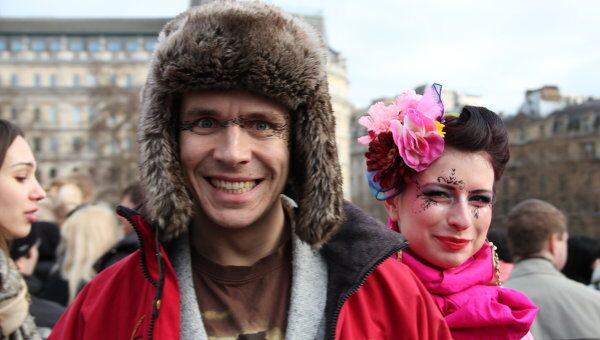 Празднование Масленицы на Трафальгарской площади в Лондоне. Посетители фестиваля Празднование Масленицы на Трафальгарской площади в Лондоне. Посетители фестиваля