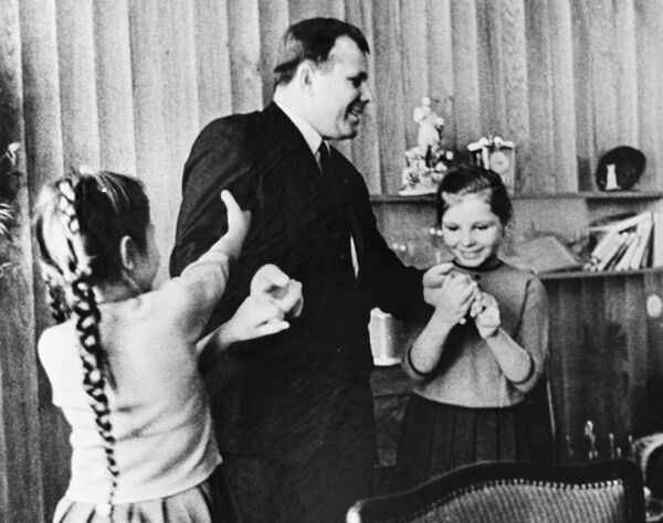 Гагарин с дочерьми Гагарин с дочерьми