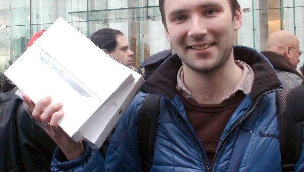 Первым обладателем обновленного iPad 2 стал россиянин Первым обладателем обновленного iPad 2 стал россиянин