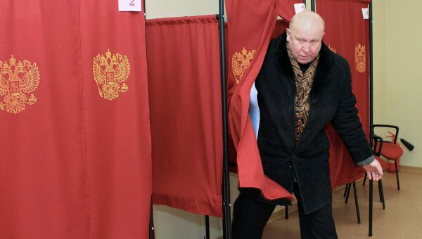 Губернатор Нижегородской области Валерий Шанцев покидает кабинку для голосования на избирательном участке №1663. Архив Губернатор Нижегородской области Валерий Шанцев покидает кабинку для голосования на избирательном участке №1663. Архив