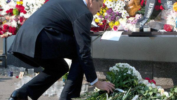 Глава МИД РФ возложил цветы к стенам посольства Японии в Москве Глава МИД РФ возложил цветы к стенам посольства Японии в Москве
