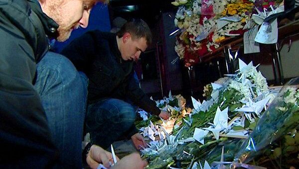 Блогеры принесли цветы и бумажных журавликов к японскому посольству Блогеры принесли цветы и бумажных журавликов к японскому посольству