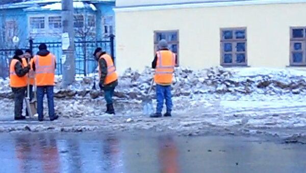 Дворники Вологды массово работают на расчистке городских дорог Дворники Вологды массово работают на расчистке городских дорог