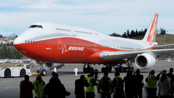 Самый длинный пассажирский самолет Boeing 747-8. Архивное фото Самый длинный пассажирский самолет Boeing 747-8. Архивное фото
