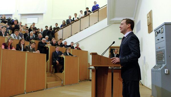 Президент РФ Д.Медведев провел встречу с преподавателями и студентами Президент РФ Д.Медведев провел встречу с преподавателями и студентами