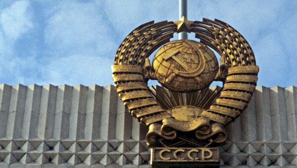 Государственные флаг и герб СССР. Архивное фото Государственные флаг и герб СССР. Архивное фото