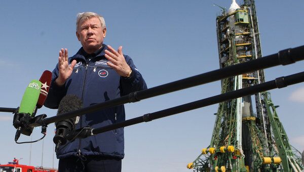 Руководитель Федерального космического агентства Анатолий Перминов отвечает на вопросы журналистов во время пресс-конференции перед запуском космического корабля Союз ТМА-21 Гагарин Руководитель Федерального космического агентства Анатолий Перминов отвечает на вопросы журналистов во время пресс-конференции перед запуском космического корабля Союз ТМА-21 Гагарин