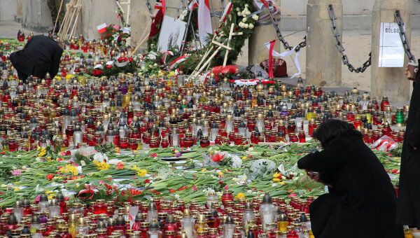 Массовые манифестации в Варшаве в первую годовщину смоленской катастрофы 10 апреля Массовые манифестации в Варшаве в первую годовщину смоленской катастрофы 10 апреля