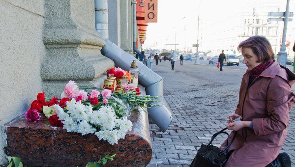 Возложение цветов у метро Октябрьская в память о погибших при взрыве Возложение цветов у метро Октябрьская в память о погибших при взрыве
