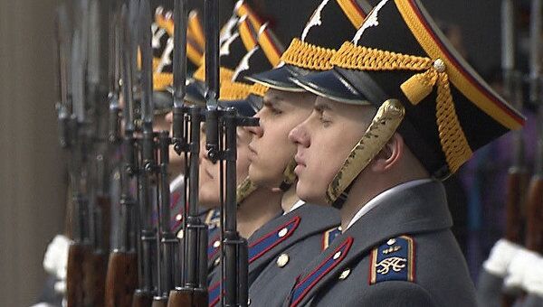 Солдаты кремлевского полка вышли на развод караулов в форме 19 века Солдаты кремлевского полка вышли на развод караулов в форме 19 века