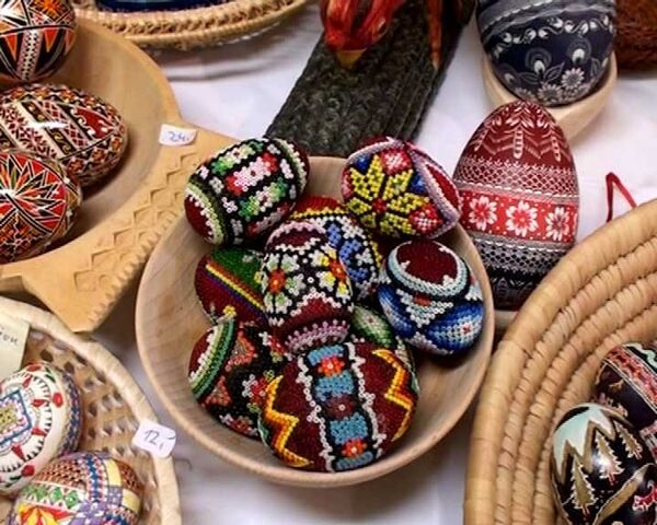 Песком, бисером и камнями украшают пасхальные яйца художники в Берлине Песком, бисером и камнями украшают пасхальные яйца художники в Берлине