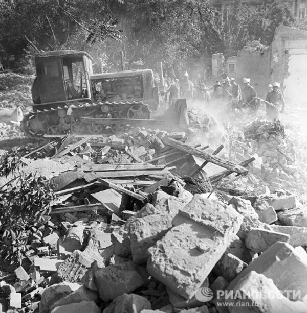Землетрясение 1966 года в Ташкенте. Бригады студентов и рабочих на уборке развалов и расчистке улиц Землетрясение 1966 года в Ташкенте. Бригады студентов и рабочих на уборке развалов и расчистке улиц