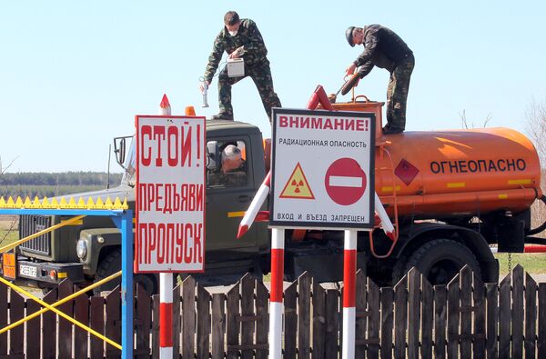 Сотрудники ПГРЭЗ проводят дозимертический контроль транспорта, покидающего зону отчуждения Сотрудники ПГРЭЗ проводят дозимертический контроль транспорта, покидающего зону отчуждения