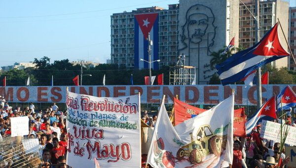 Десятки тысяч кубинцев вышли на первомайскую демонстрацию в Гаване Десятки тысяч кубинцев вышли на первомайскую демонстрацию в Гаване