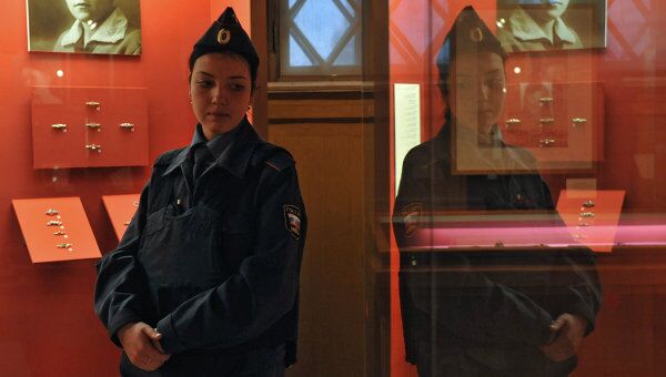 Сотрудник полиции в Государственном историческом музее. Архивное фото Сотрудник полиции в Государственном историческом музее. Архивное фото