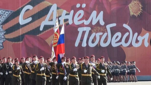 Более трех тысяч солдат прошли маршем по Дворцовой площади Петербурга Более трех тысяч солдат прошли маршем по Дворцовой площади Петербурга