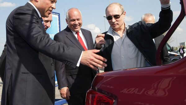 Осмотр премьер-министром РФ В.Путиным автомобиля Лада-Гранта на заводе в Тольятти Осмотр премьер-министром РФ В.Путиным автомобиля Лада-Гранта на заводе в Тольятти