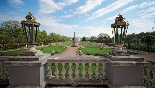 Аллея в усадьбе Кусково. Архивное фото Аллея в усадьбе Кусково. Архивное фото