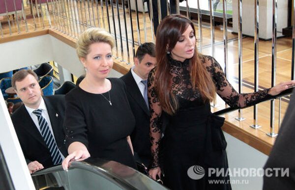 Светлана Медведева и Мехрибан Алиева на выставке азербайджанских ковров и образцов медницкого дела в Государственном Кремлевском дворце Светлана Медведева и Мехрибан Алиева на выставке азербайджанских ковров и образцов медницкого дела в Государственном Кремлевском дворце
