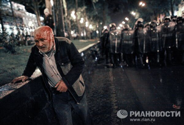 Участник акции протеста грузинской оппозиции во время беспорядков на проспекте Руставели в Тбилиси Участник акции протеста грузинской оппозиции во время беспорядков на проспекте Руставели в Тбилиси