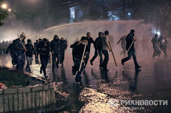 Участники акции протеста грузинской оппозиции во время беспорядков на проспекте Руставели в Тбилиси Участники акции протеста грузинской оппозиции во время беспорядков на проспекте Руставели в Тбилиси