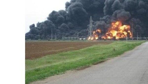 Пожар на месте столкновения грузовика и поезда в Волгоградской области Пожар на месте столкновения грузовика и поезда в Волгоградской области