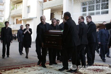 Жители Сухуми прощаются с президентом Абхазии Сергеем Багапшем Жители Сухуми прощаются с президентом Абхазии Сергеем Багапшем