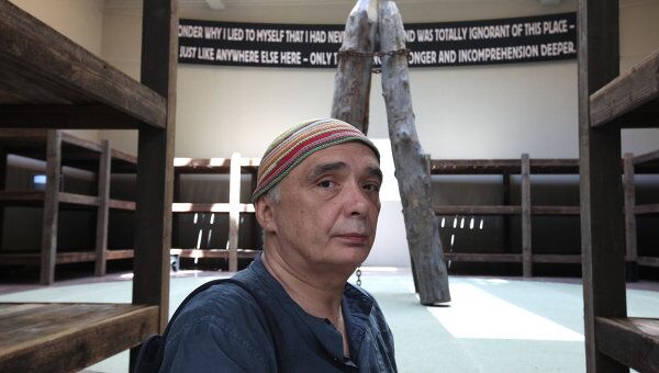 Художник Андрей Монастырский на фоне своего проекта Пустые зоны Художник Андрей Монастырский на фоне своего проекта Пустые зоны
