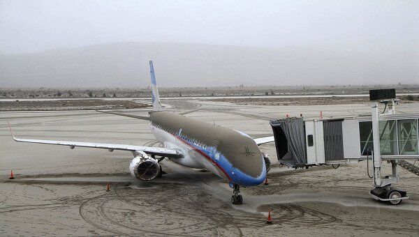 Самолет, покрытый пылью от вулкана Пуйеуэ, в аэропорту города Сан-Карлос-де-Барилоче, Аргентина Самолет, покрытый пылью от вулкана Пуйеуэ, в аэропорту города Сан-Карлос-де-Барилоче, Аргентина