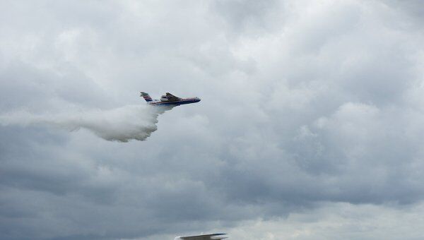 Российский самолет-амфибия Бе-200 осуществляет сброс воды в ходе демонстрационного полета Российский самолет-амфибия Бе-200 осуществляет сброс воды в ходе демонстрационного полета