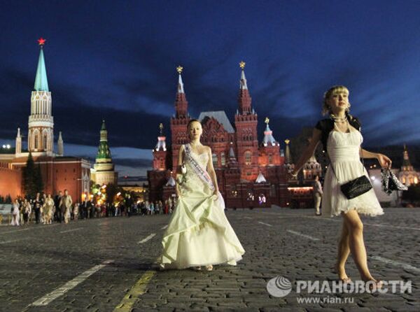 Гуляния выпускников на Красной площади в Москве Гуляния выпускников на Красной площади в Москве