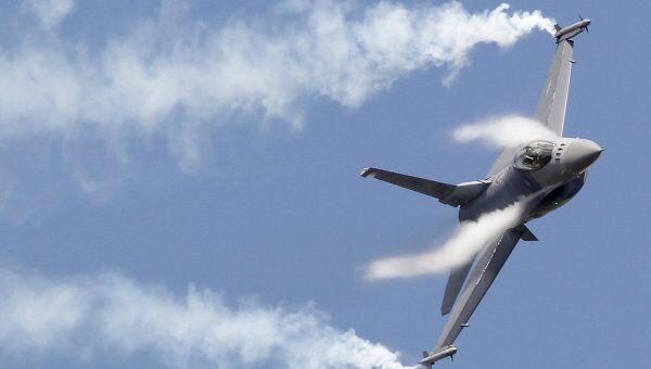Истребитель F16. Архивное фото Истребитель F16. Архивное фото