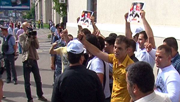 Выходцы из Сирии поддержали президента Асада акцией в Москве Выходцы из Сирии поддержали президента Асада акцией в Москве