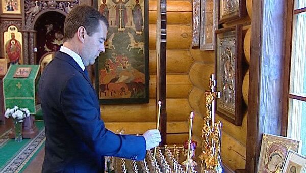 Медведев поставил в храме свечу за упокой душ погибших на Булгарии Медведев поставил в храме свечу за упокой душ погибших на Булгарии