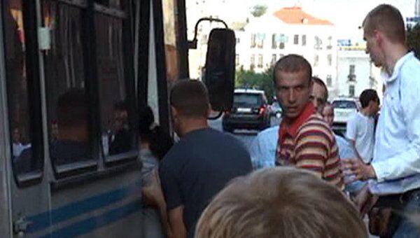 Задержанных протестующих в Минске сажали в автобусы без номеров Задержанных протестующих в Минске сажали в автобусы без номеров