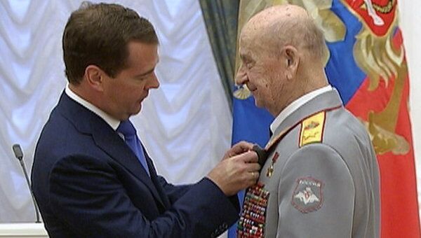 Медведев вручил орден 100-летнему маршалу Советского Союза Медведев вручил орден 100-летнему маршалу Советского Союза