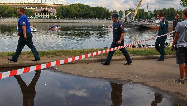 Работы по подъему катера, затонувшего в ночь на 31 июля в Москве-реке Работы по подъему катера, затонувшего в ночь на 31 июля в Москве-реке