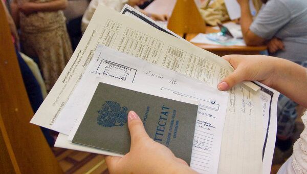 Абитуриенты сдают документы в приемную комиссию. АРхив Абитуриенты сдают документы в приемную комиссию. АРхив