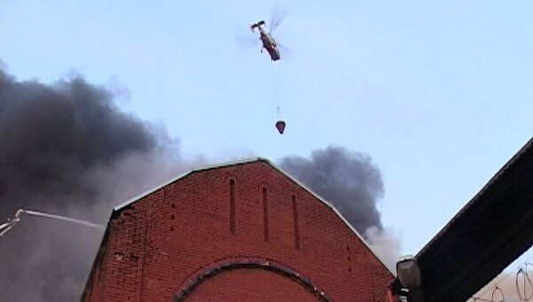 Пожар на складе в центре Москвы тушат с помощью вертолетов Пожар на складе в центре Москвы тушат с помощью вертолетов