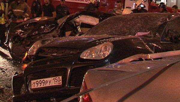BMW X5 врезался ночью в среду в остановку общественного транспорта в центре Москвы BMW X5 врезался ночью в среду в остановку общественного транспорта в центре Москвы