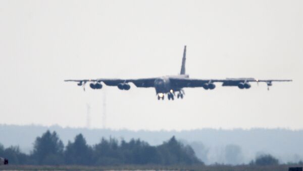 Бомбардировщик B-52 в воздухе. Архивное фото Бомбардировщик B-52 в воздухе. Архивное фото
