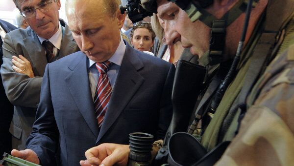Владимир Путин в павильоне иностранных авиационных корпораций на 10-м Международном авиационно-космическом салоне МАКС-2011 Владимир Путин в павильоне иностранных авиационных корпораций на 10-м Международном авиационно-космическом салоне МАКС-2011
