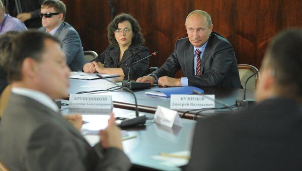 Премьер-министр РФ В.Путин встретился с представителями общественных организаций и обществ инвалидов Премьер-министр РФ В.Путин встретился с представителями общественных организаций и обществ инвалидов
