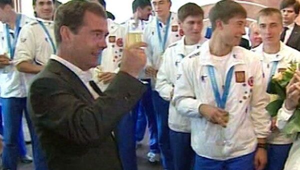 Медведев выпил шампанского со спортсменами за успех на Универсиаде-2011 Медведев выпил шампанского со спортсменами за успех на Универсиаде-2011