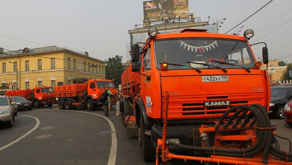Поливка улиц в центре Москвы. Архив Поливка улиц в центре Москвы. Архив