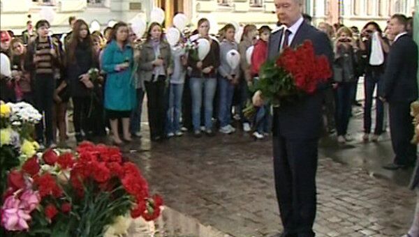 Сергей Собянин возложил цветы к памятнику жертвам Беслана Сергей Собянин возложил цветы к памятнику жертвам Беслана